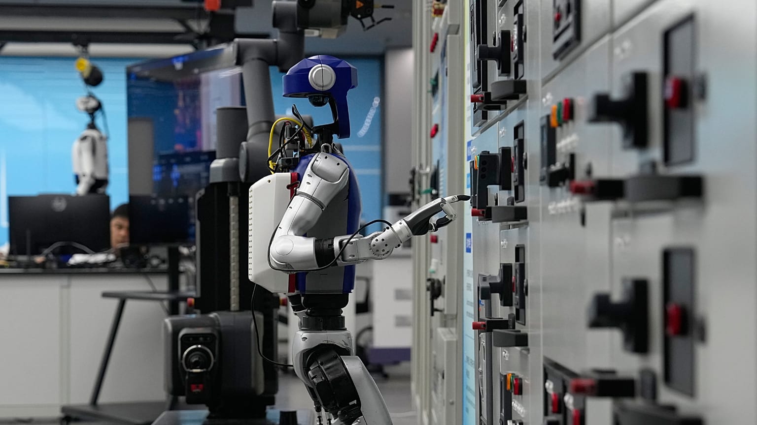 Robots de inteligencia artificial realizan demostraciones de trabajo en unidades de control de la red eléctrica