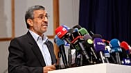 Mahmúd Ahmadinezsád volt iráni elnök nyilatkozik a sajtó képviselőinek, miután regisztrálta magát a júniusi elnökválasztásra Teheránban 2021. május 12-én 