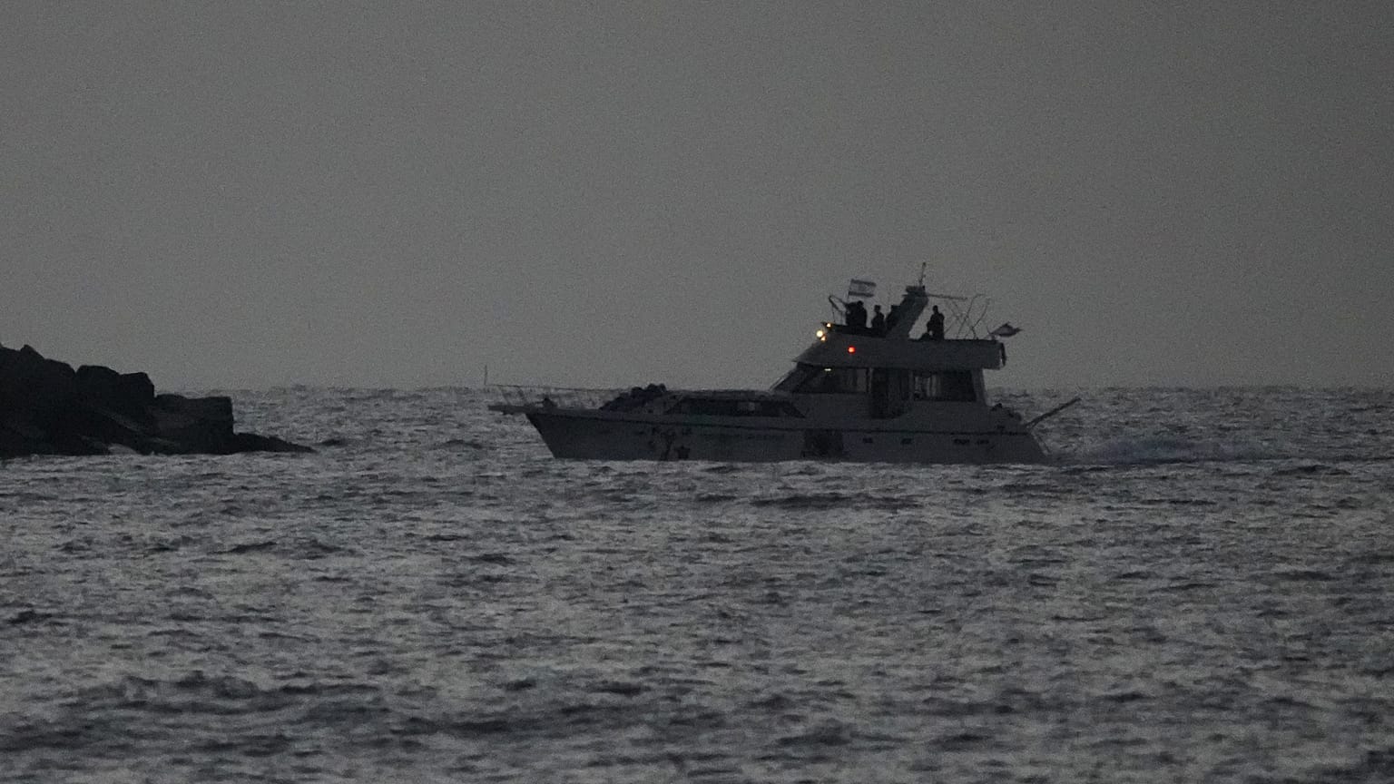 Las fuerzas navales israelíes escoltan una embarcación de la Flotilla con destino a Gaza, confiscada, hasta el puerto israelí de Ashdod tras interceptarla en el Mediterráneo