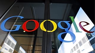 ARCHÍV – A 2008. március 6-i, csütörtöki felvételen a Google logója látható az új, zürichi Google európai technológiai központ bejáratán, Svájc.