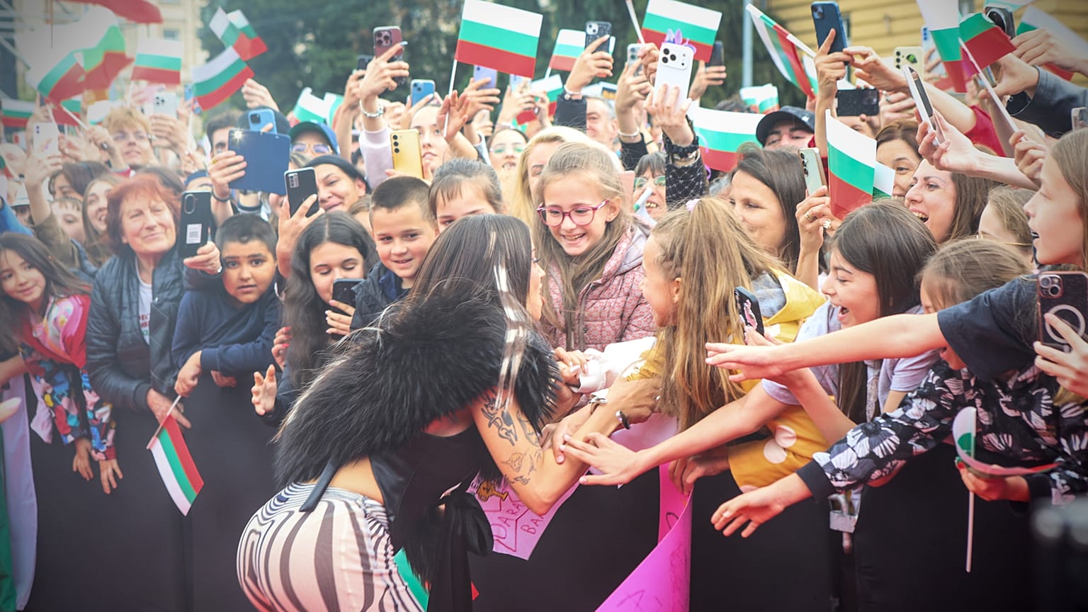 Η νικήτρια της Eurovision 2026 Ντάρα χαιρετά τους θαυμαστές της στο κέντρο της Σόφιας, Βουλγαρία, την Τρίτη 19 Μαΐου 2026, αφού έγινε η πρώτη νικήτρια της χώρας στον διαγωνισμό.