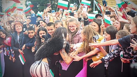 La ganadora de Eurovisión 2026, Dara, saluda a sus seguidores en el centro de Sofía, Bulgaria, el martes 19 de mayo de 2026, tras convertirse en la primera vencedora búlgara.