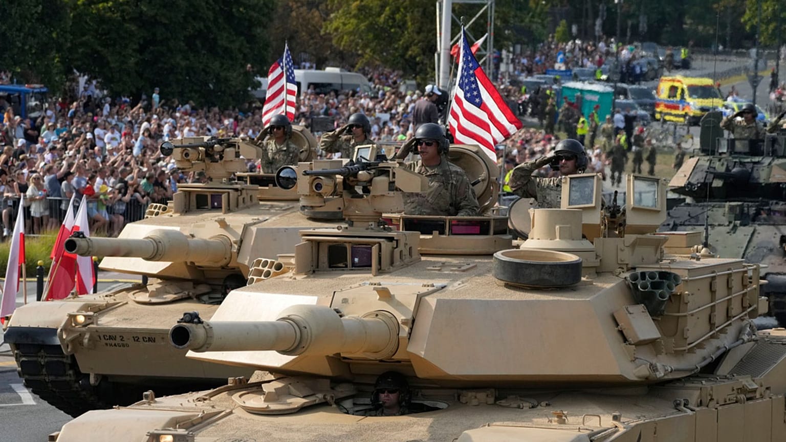 ARQUIVO - Tropas norte-americanas estacionadas na aliada Polónia e parceiros da NATO exibem material militar no Dia das Forças Armadas, Varsóvia, 15 de agosto de 2024