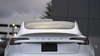 Egy Tesla autó látható a Tesla létesítményében 2026. április 15-én, szerdán, az oregoni Portlandben.