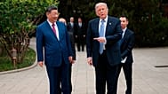 ARCHIVO - Donald Trump hace un gesto hacia el presidente chino Xi Jinping al salir tras una visita al jardín Zhongnanhai en Pekín, 15 de mayo de 2026.