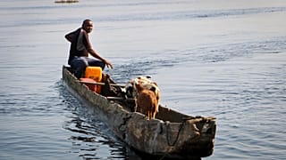 Congo fishermen abandon nets for plastic waste