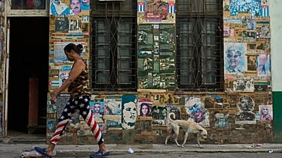 Uma mulher caminha numa rua de Havana, 19 de maio de 2026