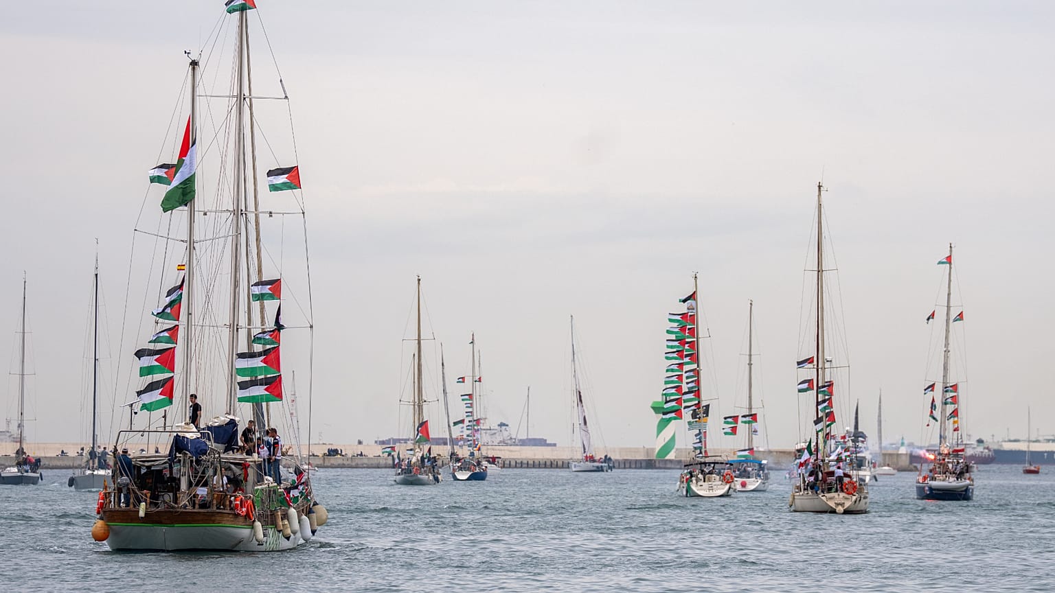 Barcos transportando ativistas e ajuda humanitária para palestinianos em Gaza reposicionam-se no porto de Barcelona