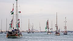 Barcos transportando ativistas e ajuda humanitária para palestinianos em Gaza reposicionam-se no porto de Barcelona