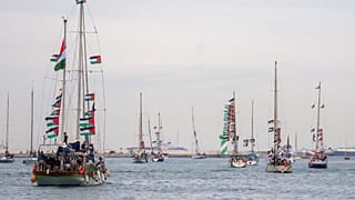 Barcos transportando ativistas e ajuda humanitária para palestinianos em Gaza reposicionam-se no porto de Barcelona