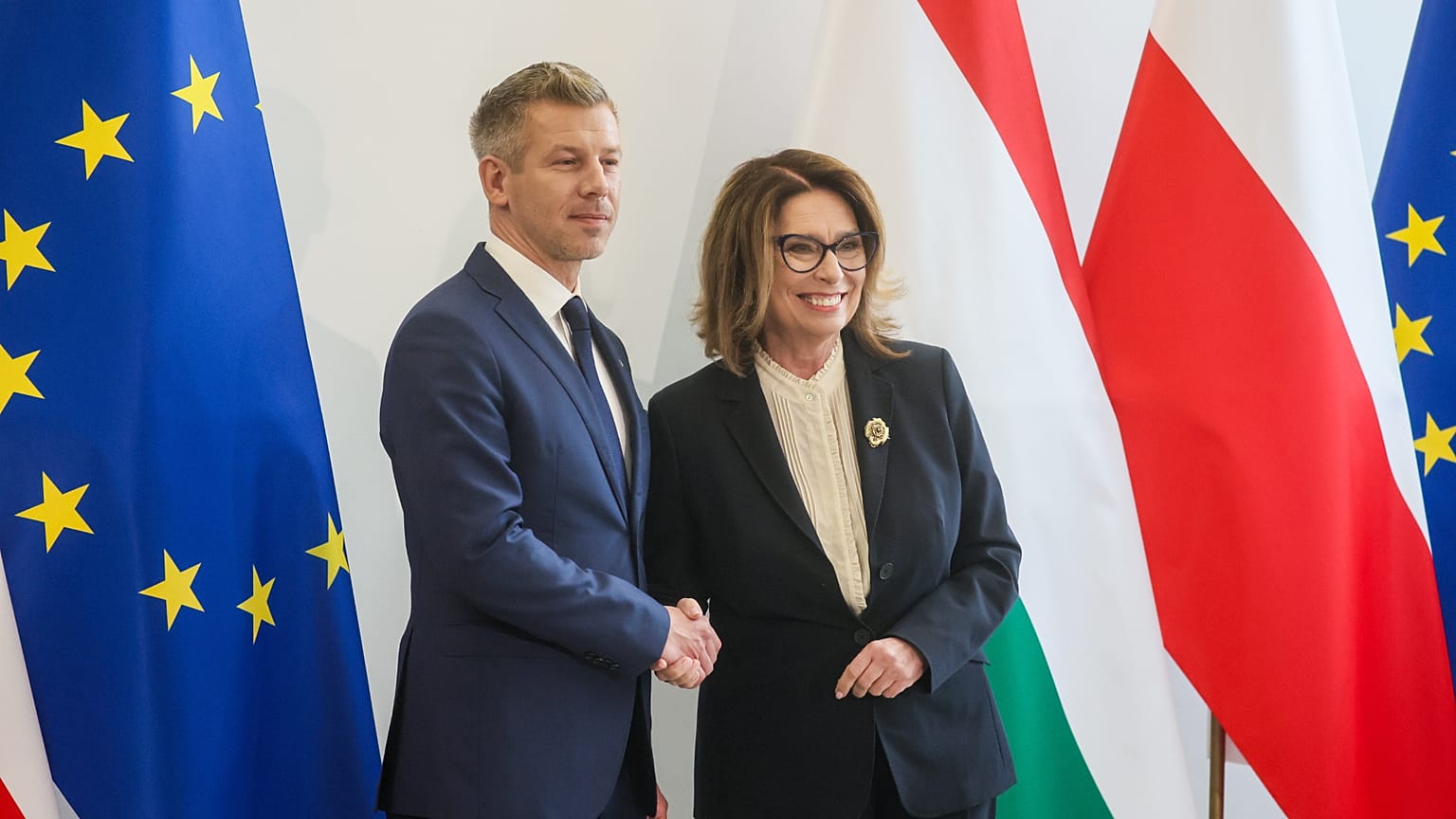 Malgorzata Kidawa-Blonska, a lengyel parlamenti felsőház, a szenátus elnöke (jobbra) fogadja Magyar Péter miniszterelnököt a varsói parlamentben 2026. május 20-án