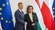 Malgorzata Kidawa-Blonska, a lengyel parlamenti felsőház, a szenátus elnöke (jobbra) fogadja Magyar Péter miniszterelnököt a varsói parlamentben 2026. május 20-án
