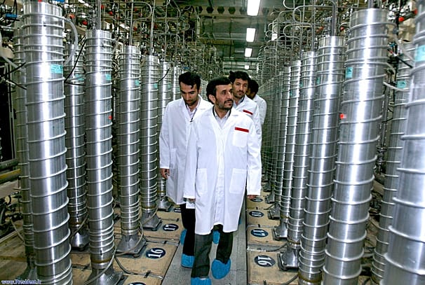 احمدی نژاد با حضور در مراکز هسته‌ای ایران و بازدید از آنجا، در خوش‌بینانه‌ترین حالت به صورت ناخواسته خوراک بهتری برای عملیات‌های اسرائيل علیه برنامه هسته‌ای ایران و دان
