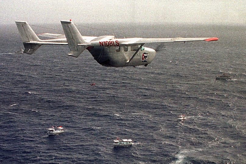 Brothers to the Rescue'ya ait bir uçak, Havana'nın kuzeyindeki on iki mil sınırında Demokrasi Hareketi filosunun üzerinden uçuyor, 10 Temmuz 1999.