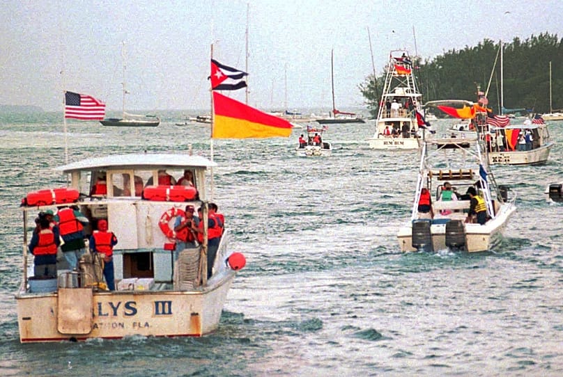ARŞİV - Küba asıllı Amerikalıları taşıyan filodaki bazı tekneler, Key West açıklarında denize doğru yöneliyor,  2 Mart 1996.
