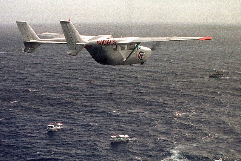 Um avião da organização «Brothers to the Rescue» sobrevoa a frota do Movimento pela Democracia no limite das 12 milhas ao norte de Havana, a 10 de julho de 1999