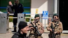 قامت الشرطة والجيش التركيان بتأمين المنطقة بعد هجوم مسلح على مبنى يضم القنصلية الإسرائيلية في إسطنبول، تركيا، يوم الثلاثاء 7 أبريل/نيسان 2026.