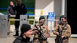 قامت الشرطة والجيش التركيان بتأمين المنطقة بعد هجوم مسلح على مبنى يضم القنصلية الإسرائيلية في إسطنبول، تركيا، يوم الثلاثاء 7 أبريل/نيسان 2026.