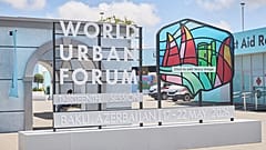 ARQUIVO: Logótipo do Fórum Urbano Mundial em frente ao local do evento em Baku, 17 de maio de 2026