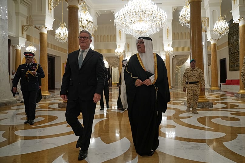 رئيس الوزراء البريطاني كير ستارمر يلتقي ولي عهد البحرين ورئيس وزرائها سلمان بن حمد آل خليفة في قصر الصخير بالبحرين، في 9 أبريل 2026.