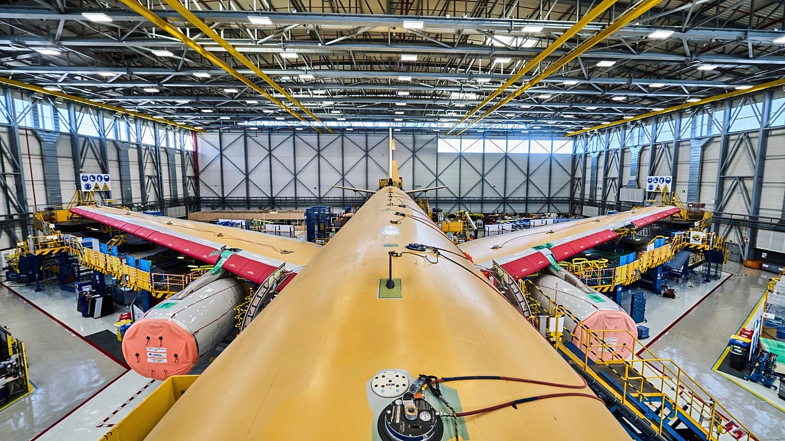 Il 31 marzo 2025, presso lo stabilimento Airbus di Getafe, nella Spagna centrale, è in fase di costruzione un Airbus A330 MRTT, velivolo da rifornimento e trasporto
