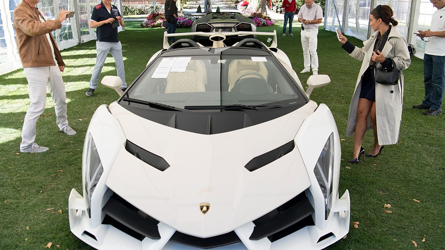 Archív felvétel: emberek egy Lamborghini Veneno Roadster (2014) sportautót néznek egy árverés előtt Svájcban, 2019. szeptember 29-én.