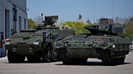 Un vehículo blindado de transporte de personal Boxer (izquierda) y un vehículo de combate de infantería Puma, fabricados por KNDS, en Múnich, Alemania, el 22 de abril de 2026.