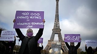 Manifestation contre les abus sexuels sur mineurs, à Paris, le mercredi 17 novembre 2021. (Photo AP/Christophe Ena)