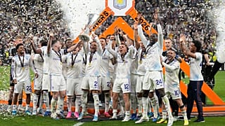 Az Aston Villa játékosai az Európa-liga trófeával, az isztambuli Besiktas Stadionban 2026. május 20-án