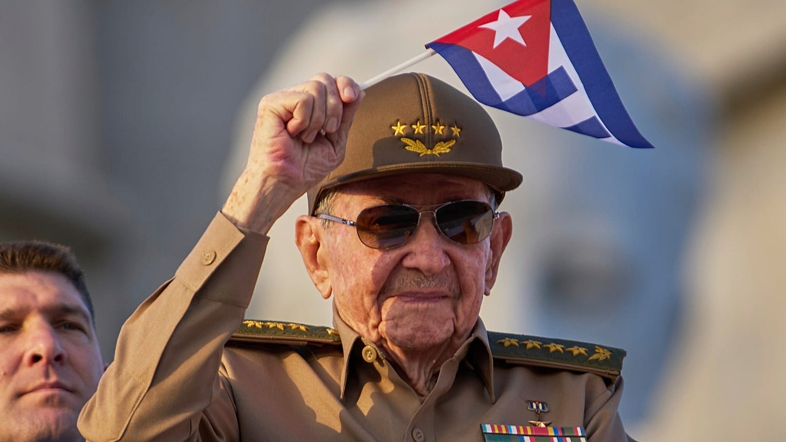 ARCHIVO: Raúl Castro ondea una bandera nacional cubana durante un desfile del Primero de Mayo en la Plaza de la Revolución en La Habana, 1 de mayo de 2025.