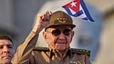 ARCHIVO: Raúl Castro ondea una bandera nacional cubana durante un desfile del Primero de Mayo en la Plaza de la Revolución en La Habana, 1 de mayo de 2025.