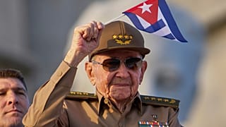 ARCHIVO: Raúl Castro ondea una bandera nacional cubana durante un desfile del Primero de Mayo en la Plaza de la Revolución en La Habana, 1 de mayo de 2025.