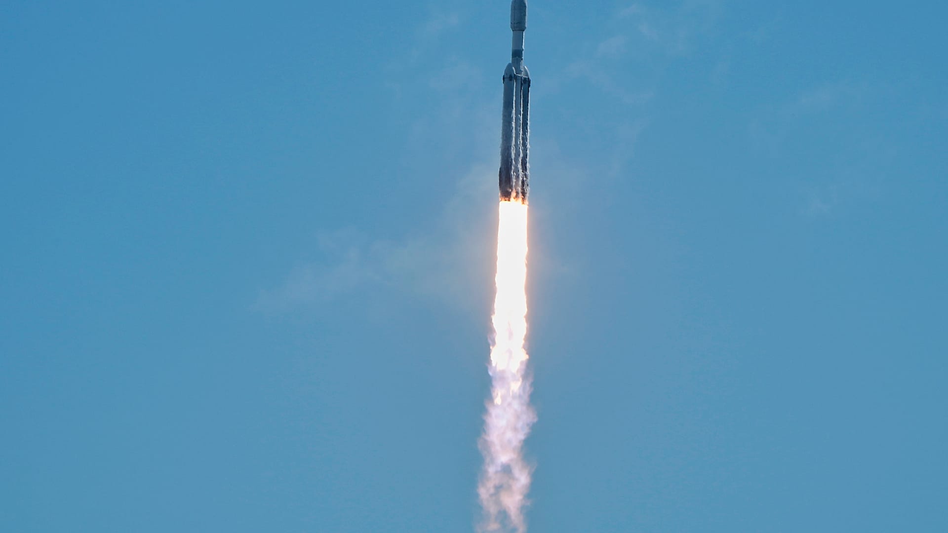 أرشيف - انطلق صاروخ "Falcon Heavy" التابع لـ"SpaceX" من منصة الإطلاق 39A في مركز كينيدي الفضائي في كيب كانافيرال بولاية فلوريدا، الأربعاء 29 نيسان 2026.