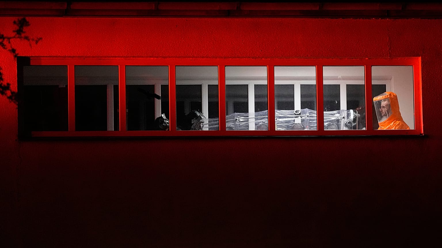 US-amerikanischer Arzt, der Kontakt zu mit Ebola infizierten Menschen in Uganda hatte, trifft am Donnerstag, dem 21. Mai 2026, in einem Krankenhaus in Prag, Tschechien, ein