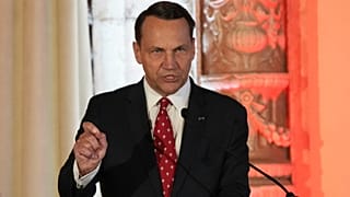 Wicepremier Polski Radosław Sikorski przemawia podczas ceremonii wręczenia Nagrody im. Lecha Wałęsy „Solidarność” 2 września 2025 r., w Coral Gables na Florydzie. 