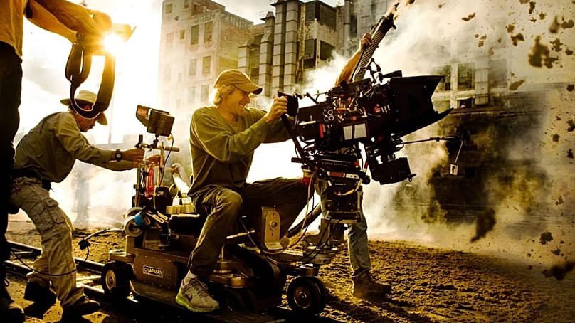 مايكل باي في موقع تصوير فيلم Transformers: Age of Extinction