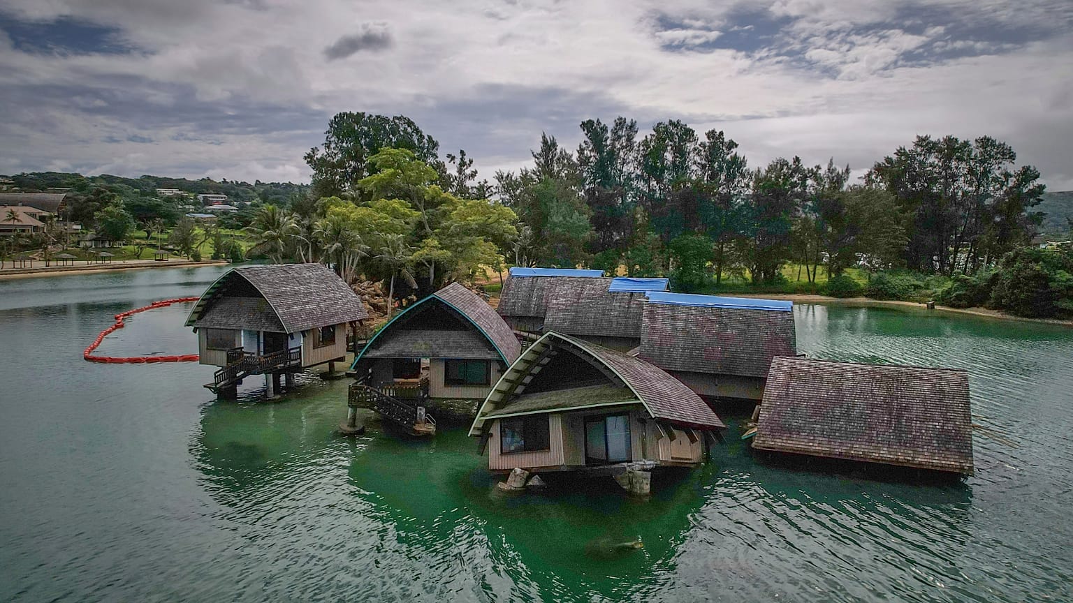 ARCHIVES – Les anciennes villas emblématiques du Holiday Inn à Port Vila, au Vanuatu, sont partiellement submergées le 19 juillet 2025, après plusieurs cyclones et un séisme.