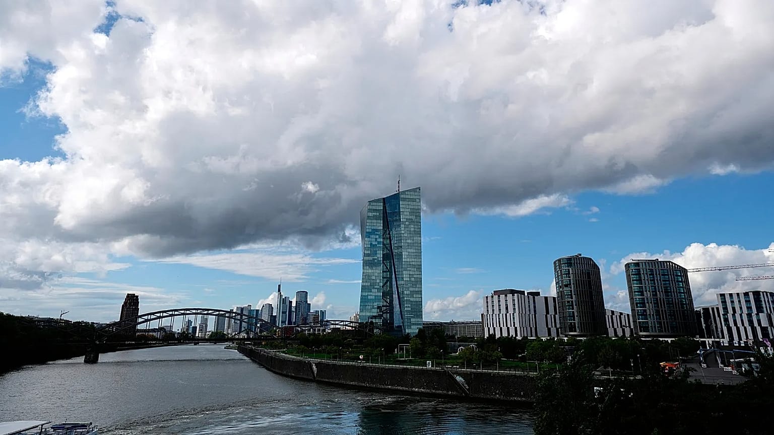 PHOTO D'ARCHIVES - Des nuages couvrent le ciel au-dessus du siège de la Banque centrale européenne à Francfort, en Allemagne, le 11 septembre 2025.