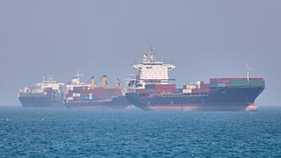 Konteyner gemileri, 2 Mayıs 2026 Cumartesi günü İran'ın Bender Abbas kıyıları açıklarındaki Hürmüz Boğazı'nda demirde bekliyor.