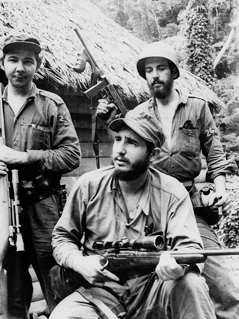ARCHIVES : Le 14 mars 1957, Fidel Castro, jeune chef guérillero anti-Batista, au centre, apparaît aux côtés de son frère Raúl Castro, au premier plan, et de Camilo Cienfuegos.
