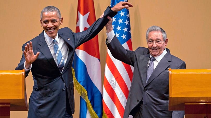 ARCHIVES : Sur cette photo du 21 mars 2016, le président cubain Raúl Castro apparaît aux côtés du président américain Barack Obama à La Havane, Cuba.