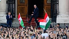 Ο Hegedüs Zsolt, ο επόμενος υπουργός Υγείας, χορεύει μπροστά στο κοινοβούλιο την ημέρα της εναρκτήριας συνεδρίασης