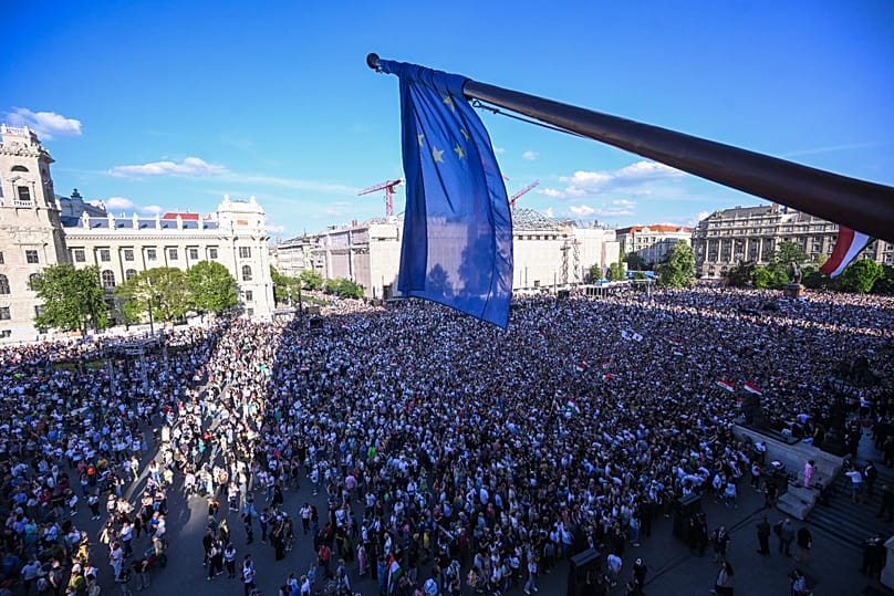 Az uniós zászló a parlamenten az Országgyűlés alakuló ülésének napján, 2026. május 9-én