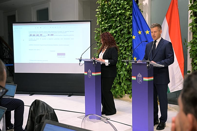 Magyar Péter miniszterelnök rendkívüli sajtótájékoztatót tart a kegyelmi ügyben megismert információkról 2026. május 19-én. Mellette Magyar Éva kormányszóvivő