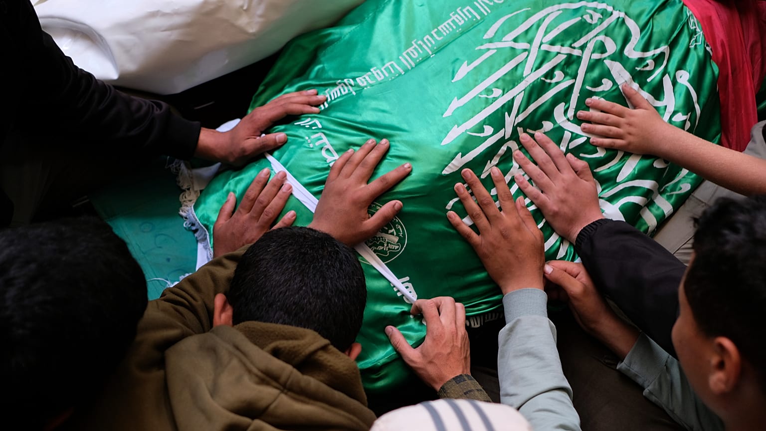 فلسطينيون يودّعون عز الدين الحداد، قائد "كتائب القسام"، خلال تشييعه في مدينة غزة، في 16 مايو 2026.