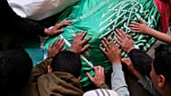 فلسطينيون يودّعون عز الدين الحداد، قائد "كتائب القسام"، خلال تشييعه في مدينة غزة، في 16 مايو 2026.