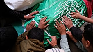 فلسطينيون يودّعون عز الدين الحداد، قائد "كتائب القسام"، خلال تشييعه في مدينة غزة، في 16 مايو 2026.
