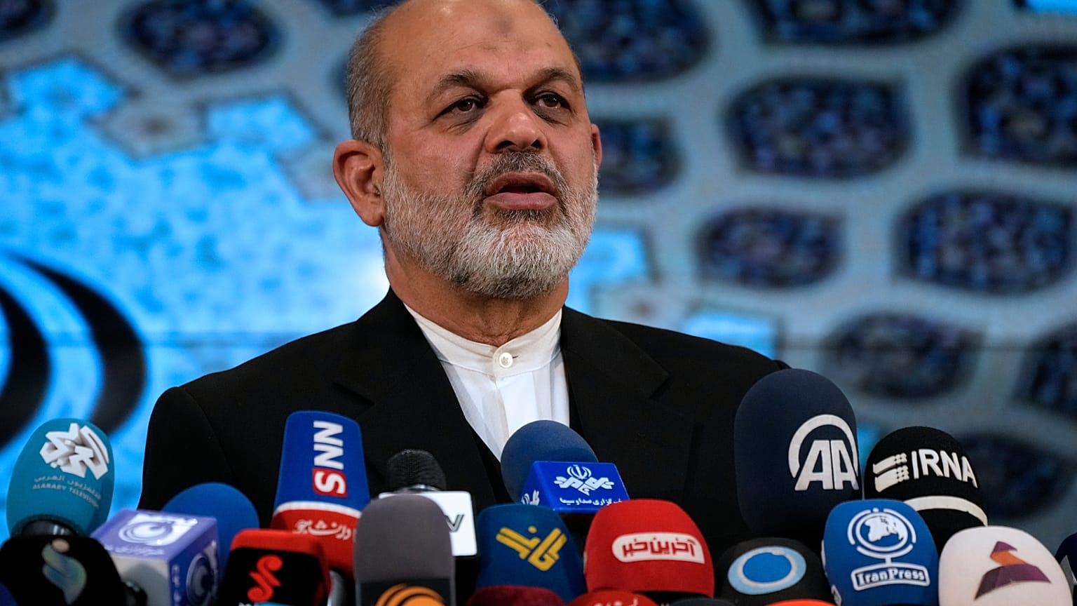 وزير الداخلية الإيراني أحمد وحيدي يطلع وسائل الإعلام على الانتخابات في طهران، إيران، 4 مارس 2024. (AP Photo/وحيد سليمي، ملف)