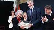 Luis Montero, director del Instituto Cervantes (derecha) aplaude en la entrega del III Premio Internacional de Poesía Joan Margarit a Margaret Atwood por parte de Felipe VI