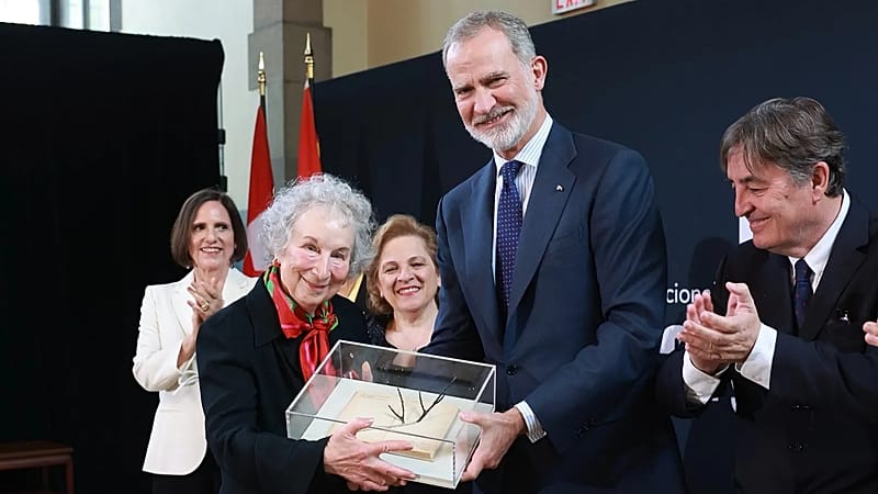 فيليبي السادس يسلم مارغريت أتوود جائزة جوان ماغاريت للشعر 2025 في تورنتو 